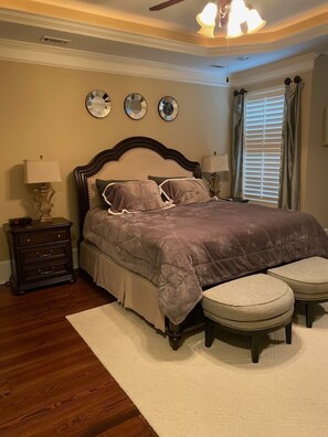 5 bedrooms, desk, WiFi, bed sheets