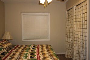 2 bedrooms, bed sheets - Cedar River Ranch 2 bedroom Cabin #7 (Letts)