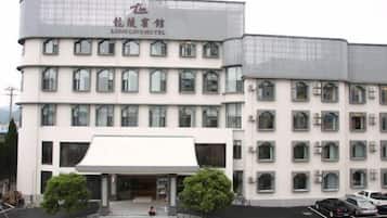A multi-story building with a sign reading "LONGING HOTEL".