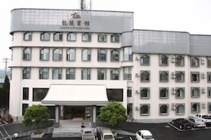 A multi-story building with a sign reading "LONGING HOTEL".