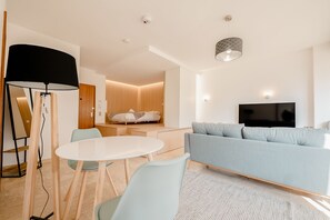 Apartamento com design assinado, 1 cama Queen, para não fumantes | Área de estar | TV de tela plana 32 polegadas com canais a cabo, TV