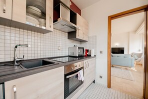 Apartamento com design assinado, 1 cama Queen, para não fumantes | Cozinha privada | Geladeira grande, micro-ondas, fogão, cooktop
