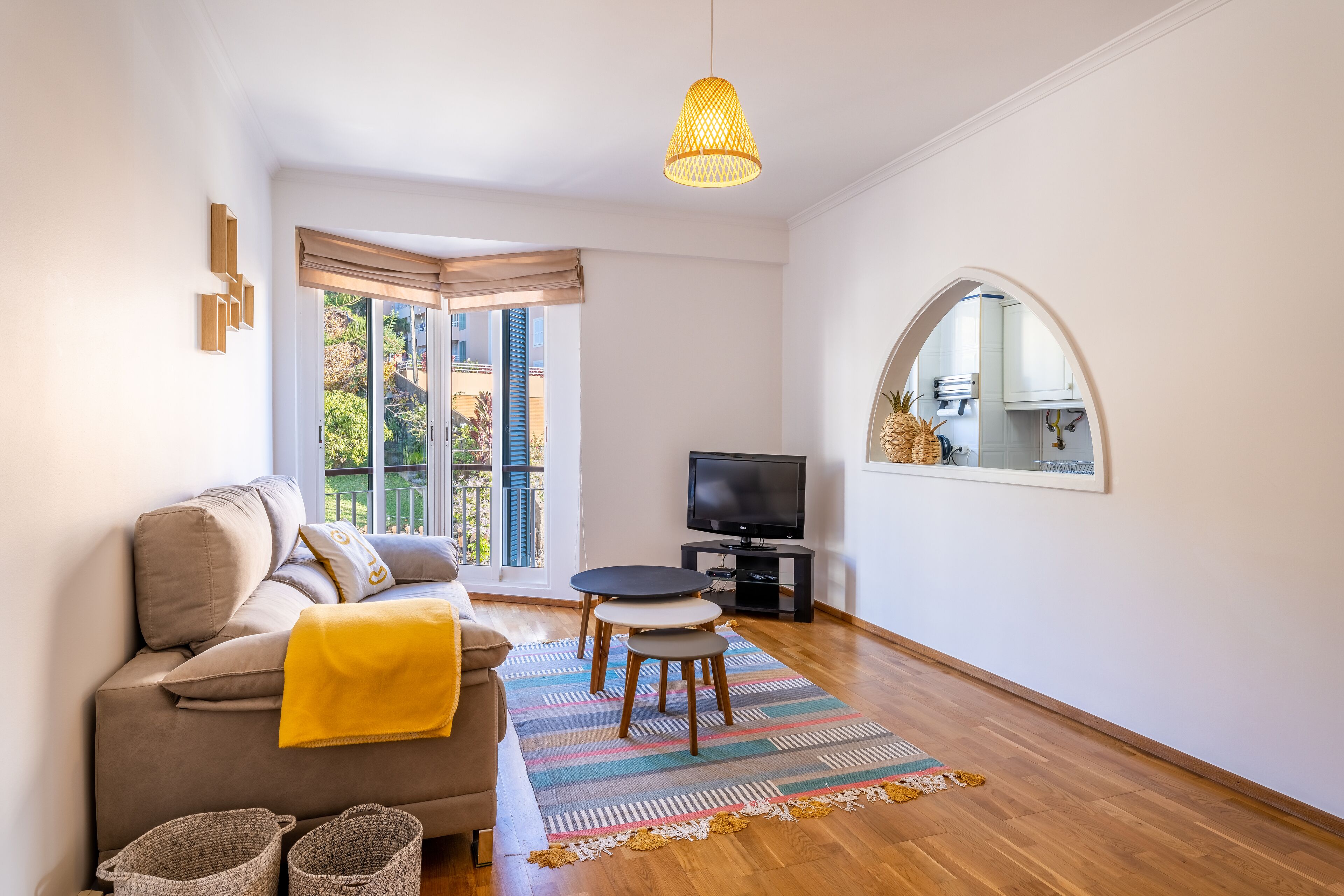 40-英寸纯平电视 （配备有线频  道）、电视