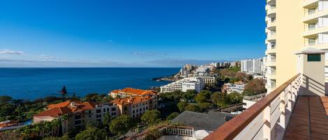 شرفة على السطح