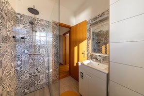 Enjoy a refreshing shower with a handheld showerhead and clear view in this stylish bathroom.