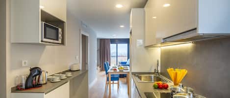 Departamento Premium | Cocina privada | Refrigerador con congelador, microondas, horno y parrilla de estufa