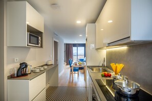 Apartamento Premium | Cocina privada | Frigorífico grande, microondas, horno y placa de cocina