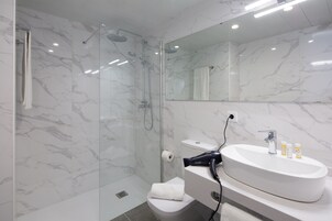Comfort Apartment | Bathroom | Shower, rainfall showerhead, hair dryer, towels