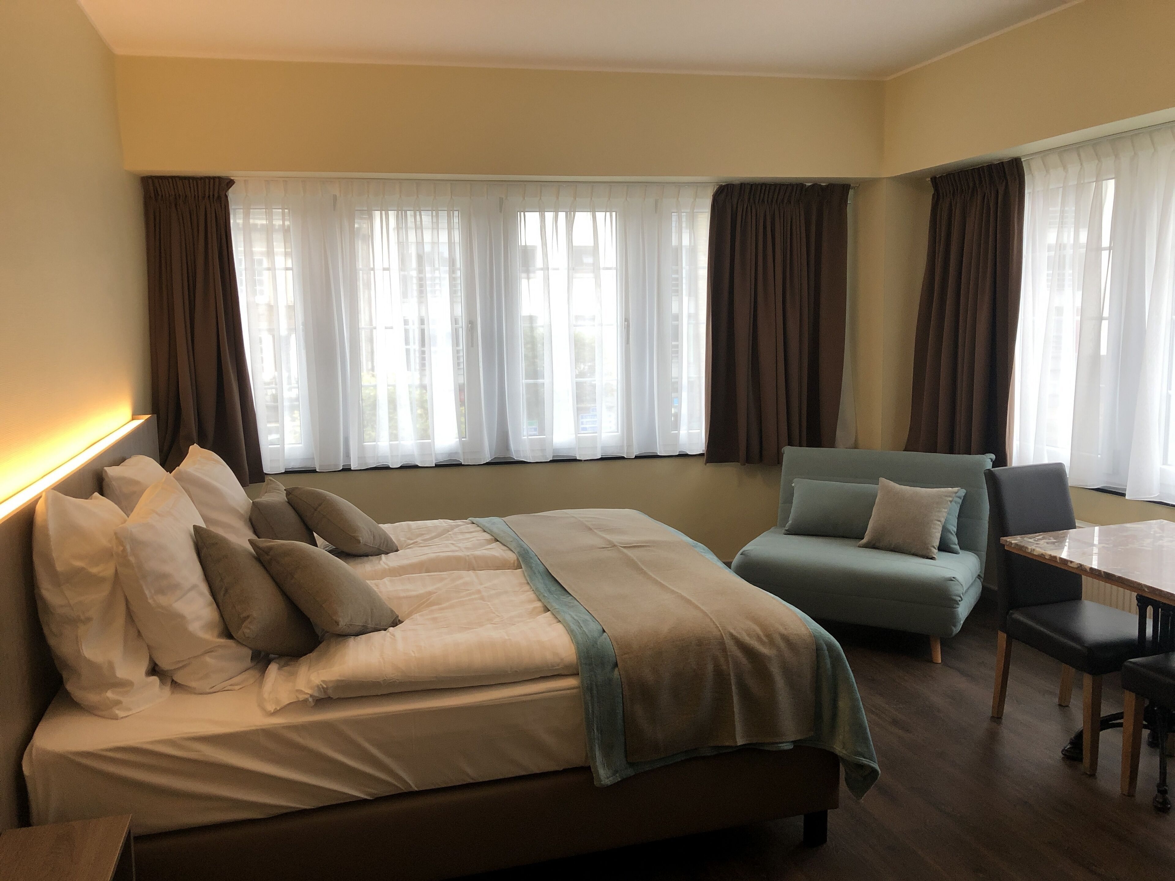 Hypo-allergenic bedding, pillowtop beds, in-room safe, desk