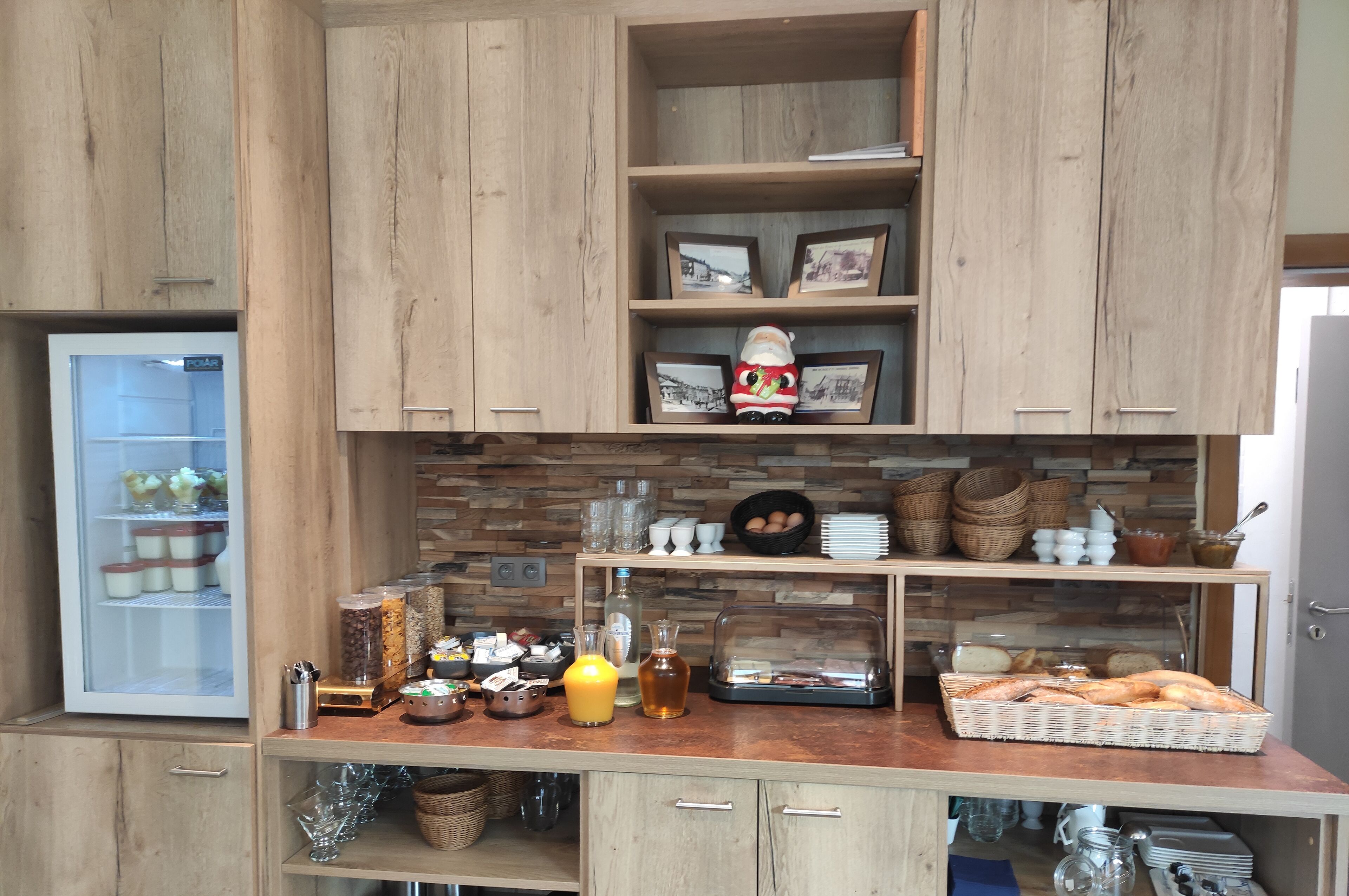 Tägliches Frühstücksbuffet (15 EUR pro Person)