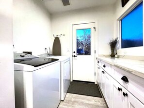 Interior - *Close to Hospitals*Secure Yard*Midtown*Driveway Parking* (Sacramento)