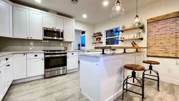 Frigorífico, microondas, horno y placa de cocina