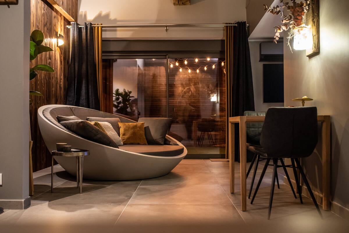 Deluxe Suite, Hot Tub | Lounge