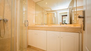 Baignoire, séchoir à cheveux, serviettes fournies