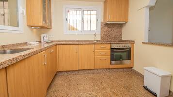 Een koelkast, een magnetron, een oven, een vaatwasser