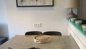 Basic Apartment, 1 King Bed with Sofa bed | Dining - Stylish 1 Bedroom Apartment in Belsize Park (London)