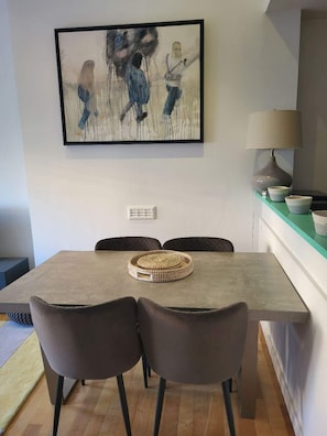 Basic-Apartment, 1 King-Bett und Schlafsofa | Speisen