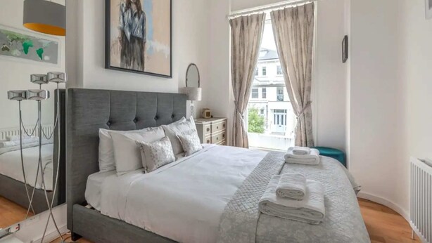 Basic Apartment, 1 King Bed with Sofa bed | 1 bedroom, iron/ironing board, bed sheets - Stylish 1 Bedroom Apartment in Belsize Park (London)