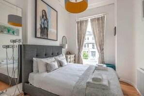 Basic Apartment, 1 King Bed with Sofa bed | 1 bedroom, iron/ironing board, bed sheets - Stylish 1 Bedroom Apartment in Belsize Park (London)