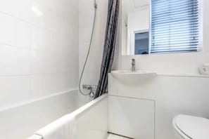 Bathroom - Stylish 1 Bedroom Apartment in Belsize Park (London)