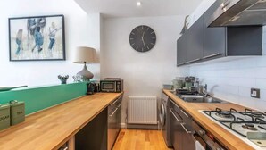 Basic Apartment, 1 King Bed with Sofa bed | Private kitchen | Fridge, microwave, oven, stovetop - Stylish 1 Bedroom Apartment in Belsize Park (London)