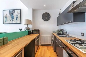 Basic Apartment, 1 King Bed with Sofa bed | Private kitchen | Fridge, microwave, oven, stovetop - Stylish 1 Bedroom Apartment in Belsize Park (London)