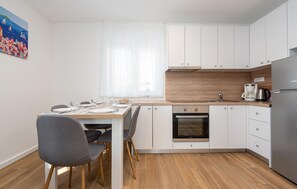 Kühlschrank, Ofen, Herdplatte, Wasserkocher mit Kaffee-/Teezubehör