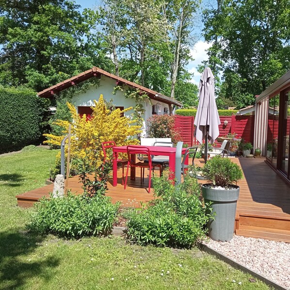 Outdoor dining - Between beach and cycle path, comfortable house, small dogs allowed. (Lanton)