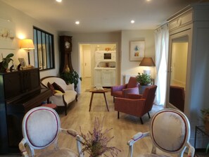 تلفزيون، تنس طاولة، كُتُب، ستيريو