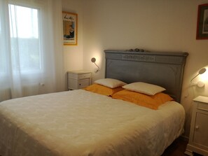 4 عدّة غرف نوم ومكتب ومكواة/لوح كي وسرير سفر