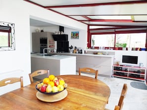 Dining - Between beach and cycle path, comfortable house, small dogs allowed. (Lanton)