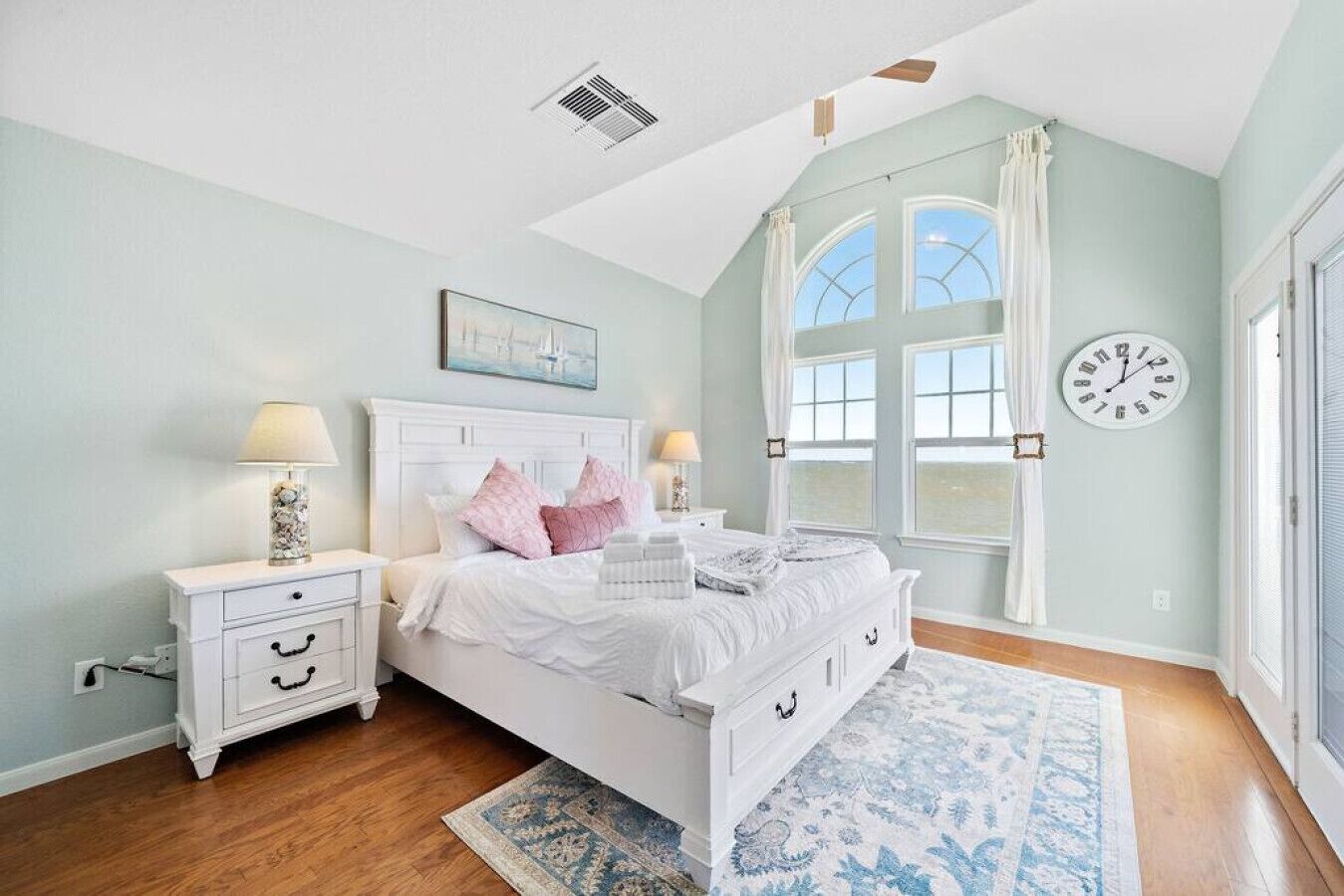 5 bedrooms, desk, iron/ironing board, travel cot