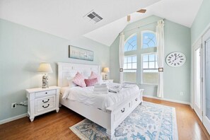 5 bedrooms, desk, iron/ironing board, travel cot - Spacious Bayfront Home w/ Gorgeous Views and Deck (Kemah Area)