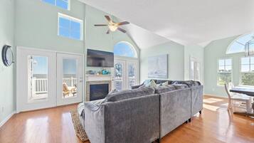 Smart-TV, Tischfußball, Tischtennisplatte, Bücher