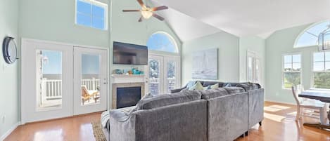 TV connectée, baby-foot, table de tennis de table, livres