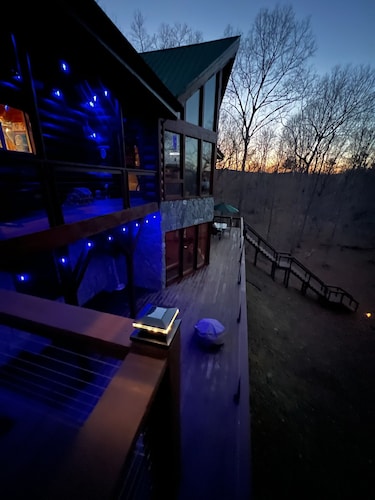 Roomy entire private lower level of log cabin on Green River, 6 min to TIEC. 