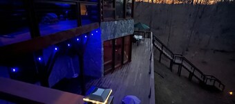 Roomy entire private lower level of log cabin on Green River, 6 min to TIEC. 