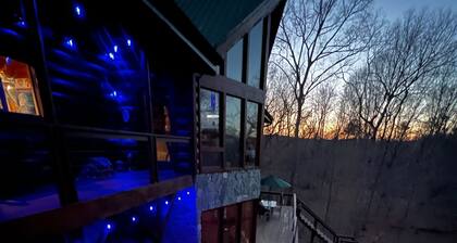 Roomy entire private lower level of log cabin on Green River, 6 min to TIEC.