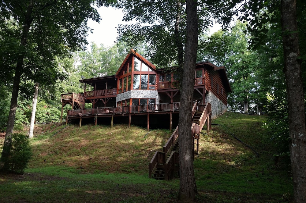 Roomy entire private lower level of log cabin on Green River, 6 min to TIEC.