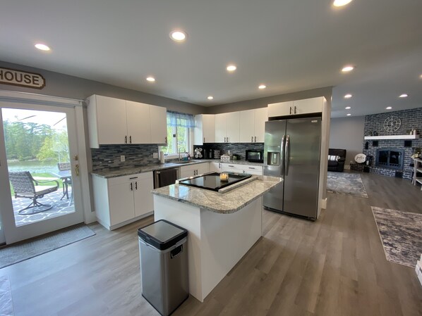 Kylskåp, mikrovågsugn, ugn och spishäll