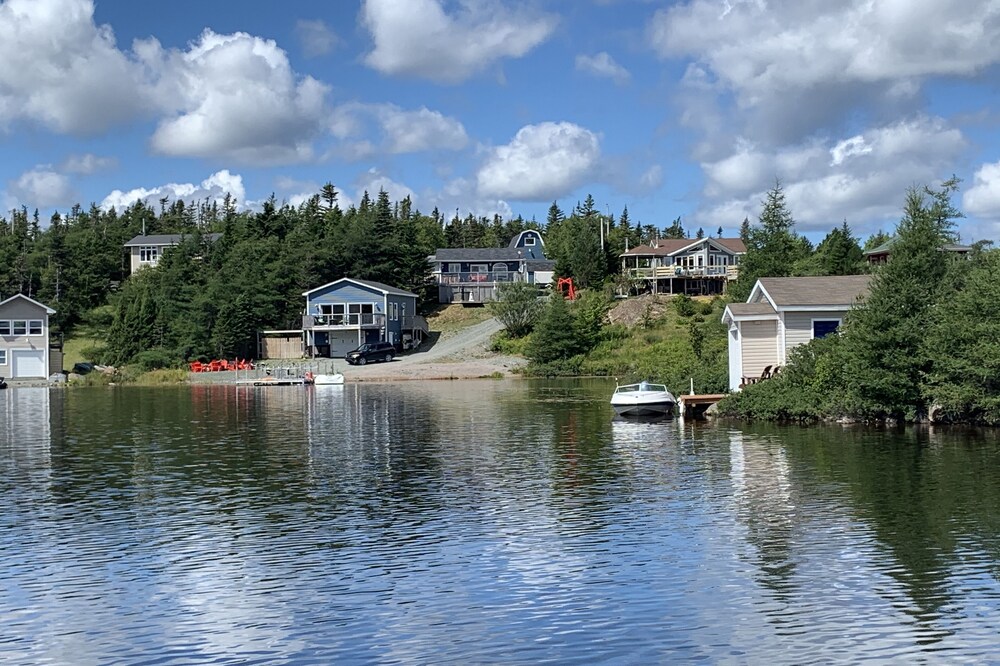 Couple's Retreat, Beautiful Boathouse on the Water.
