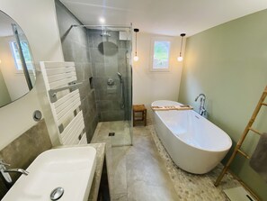 Bathtub, hair dryer, towels, soap - Luxurious Mas with Bassin Balnéo Sea View in Collioure 12 pers (Collioure)