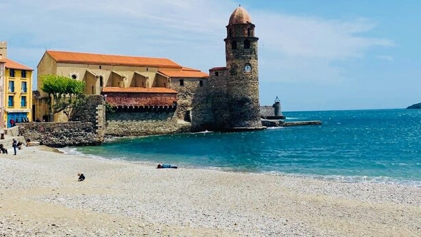 A coastal building with a tower, a beach, and a clear sky. - Luxurious Mas with Bassin Balnéo Sea View in Collioure 12 pers (Collioure)