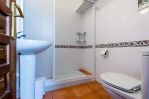 A bathroom with a shower, toilet, and sink. - SHR013 Bonito apartamento con vistas y piscina (Nerja)