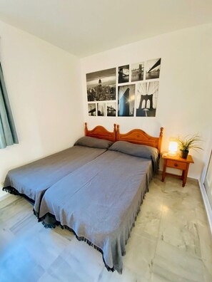 3 slaapkamers, een strijkplank/strijkijzer, wifi, beddengoed