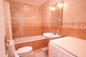 Badewanne, Haartrockner, Handtücher