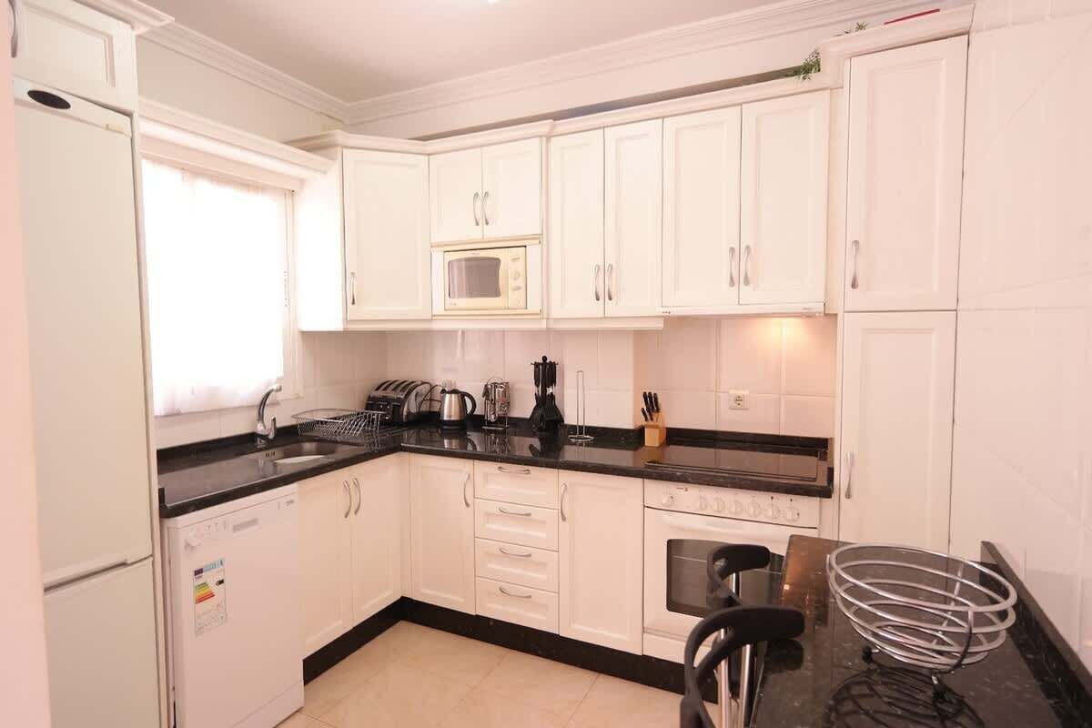 Coffee/tea maker, fridge, stovetop, electric kettle