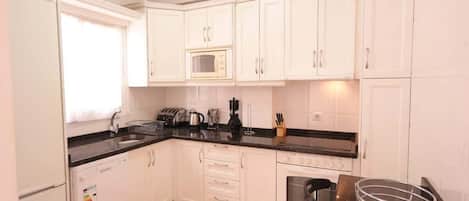 Coffee/tea maker, fridge, stovetop, electric kettle