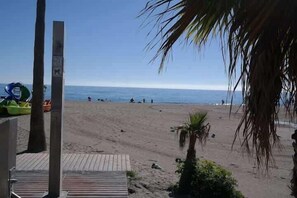 På stranden