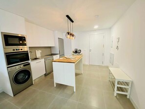 Coffee/tea maker, fridge, microwave, oven